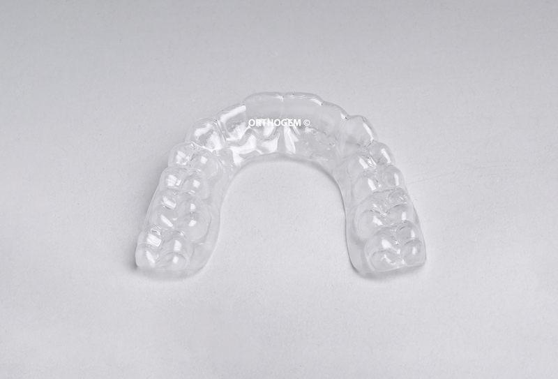 Gouttière de contention fin traitement alignement dentaire fabriquée par laboratoire Orthogem spécialisé en ODF et orthodontie en France